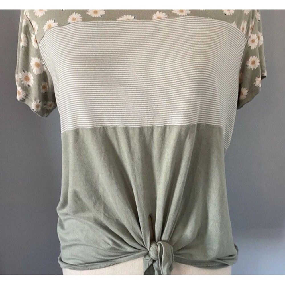 Belle Du Jour Women’s Green Mixed Pattern Short Sleeve Knotted Top Size Large - Picture 3 of 6
